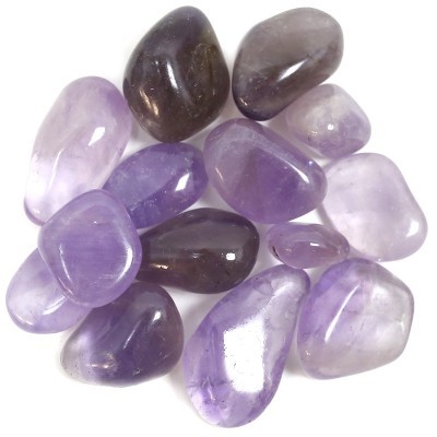 Pedras polidas roxas e lilás sobre fundo branco