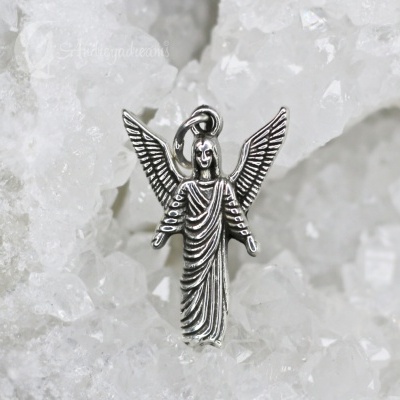 Pendente de anjo em metal sobre cristais brancos