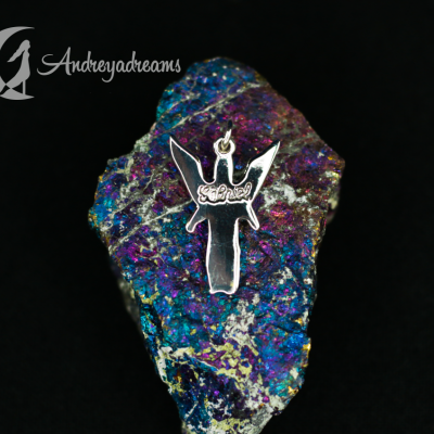 Colar anjo prateado sobre pedra iridescente colorida