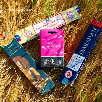 Caixas coloridas de incenso sobre erva seca