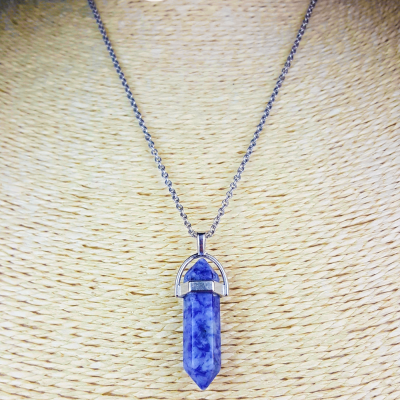 Colar com pendente de pedra azul e corrente prateada à mostra.