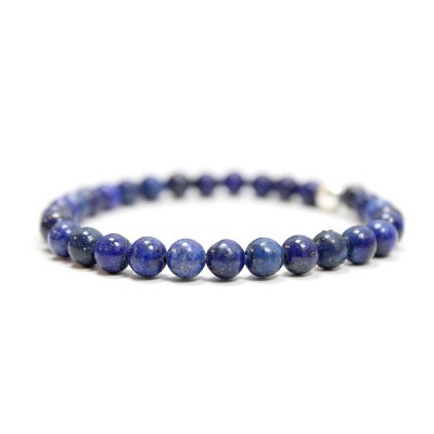 Pulseira de contas azuis redondas em fundo branco