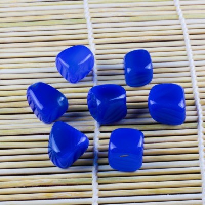 Seis pedras azuis com padrões brancos sobre tapete de bambu