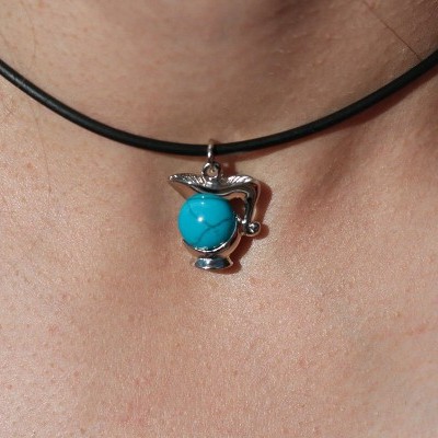 Colar com pendente em forma de jarra prateada e esfera azul turquesa