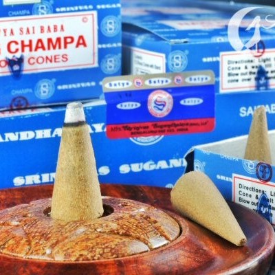 Cones de incenso Nag Champa com embalagem azul e base de madeira