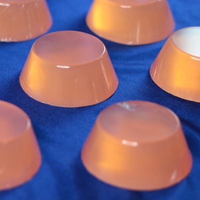 Sabonetes translúcidos laranja clara em tecido azul