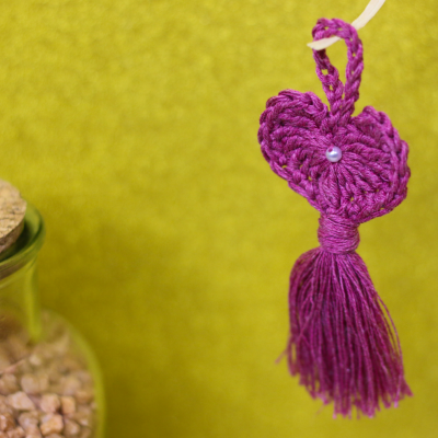 Pendente decorativo tricotado roxo com tassel em forma de coração
