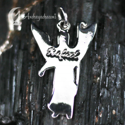 Pendente prateado em forma de anjo com texto em relevo