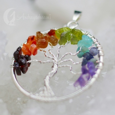 Pendente de árvore da vida com pedras coloridas em estrutura metálica prateada