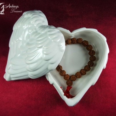 Caixa decorativa em forma de coração com colar de contas dentro