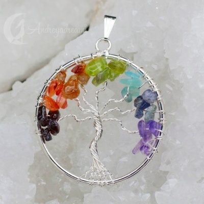 Pingente de árvore da vida com pedras coloridas em metal prateado