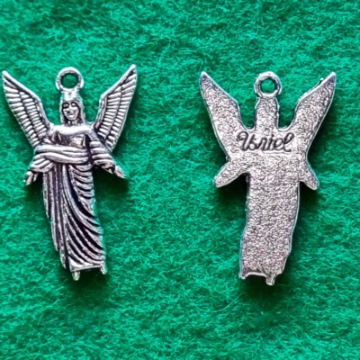 Dois pendentes metálicos em forma de anjo, um visto de frente outro de costas, texto Israel atrás