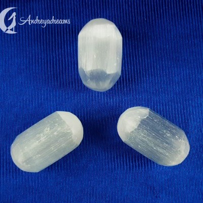 Três pedras brancas translúcidas sobre tecido azul com marca d'água Andreyadreams