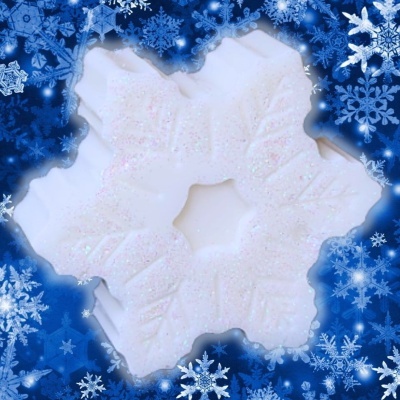 Floco de neve branco decorativo sobre fundo azul com flocos de neve em vários estilos