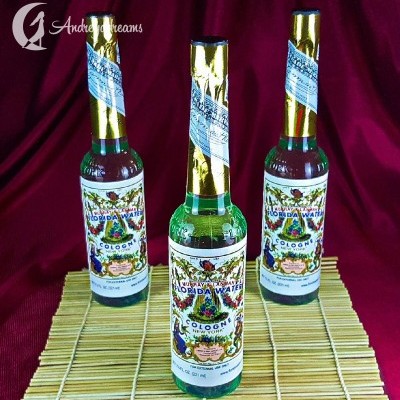 Garrafas verdes de Água Florida sobre esteira de bambu com fundo vermelho.