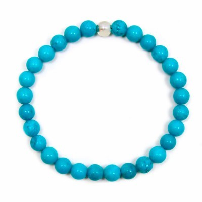 Pulseira de contas azuis com uma conta perolada branca