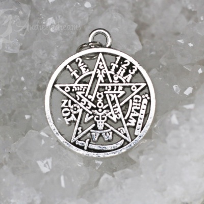 Medalha de metal prateado com pentagrama e símbolos sobre cristais brancos