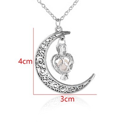 Colar com pendente em forma de lua decorada com gaiola suspensa