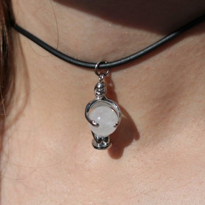 Colar gargantilha com pendente redondo em pedra branca envolto em fio metálico prateado com cordão preto no pescoço