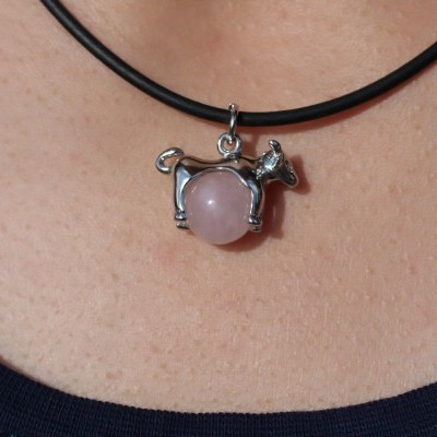 Colar com pendente em forma de vaca com pedra rosa