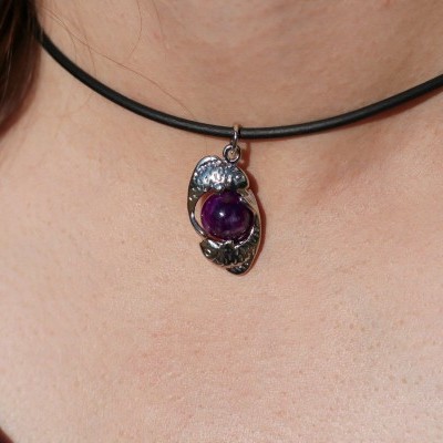 Colar com pendente metálico e pedra roxa