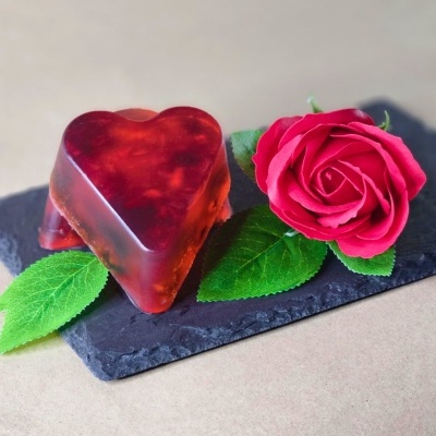 Gelatina em forma de coração com rosa vermelha e folhas verdes