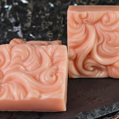Sabonetes ornamentados cor salmão sobre ardósia