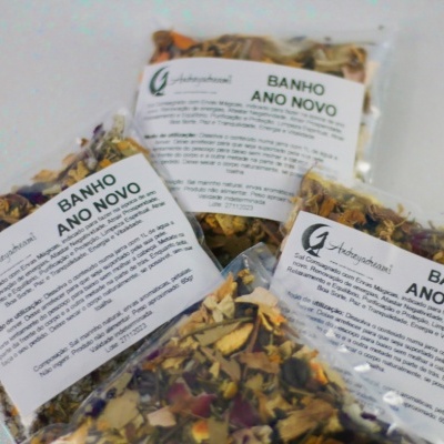 Pacotes transparentes de ervas secas com etiquetas brancas BANHO ANO NOVO