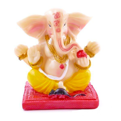 Estatueta colorida de Ganesha sentado num tapete vermelho, segurando um doce