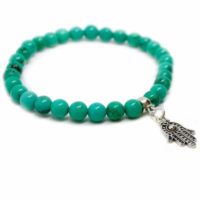 Pulseira verde azulado com contas redondas e pingente de mão prateada