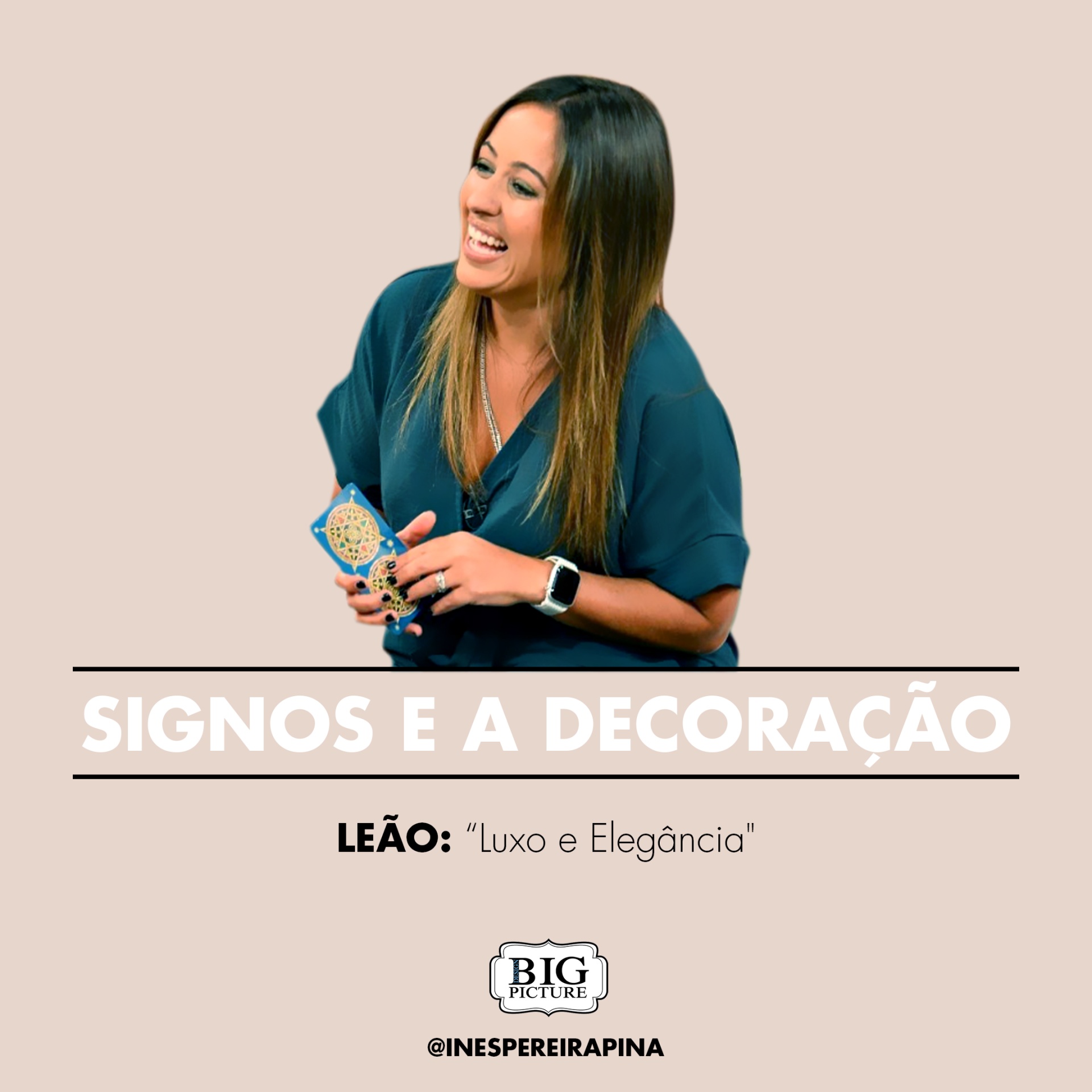 Mulher sorridente segurando baralho de tarot com texto promocional