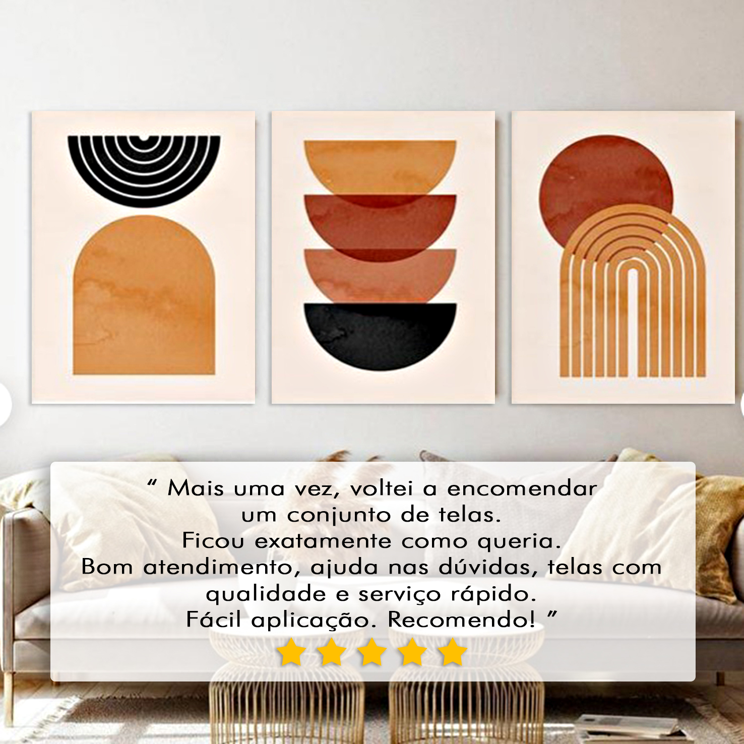 Três quadros abstratos com formas geométricas em tons laranja, vermelho e preto acima de sofá bege