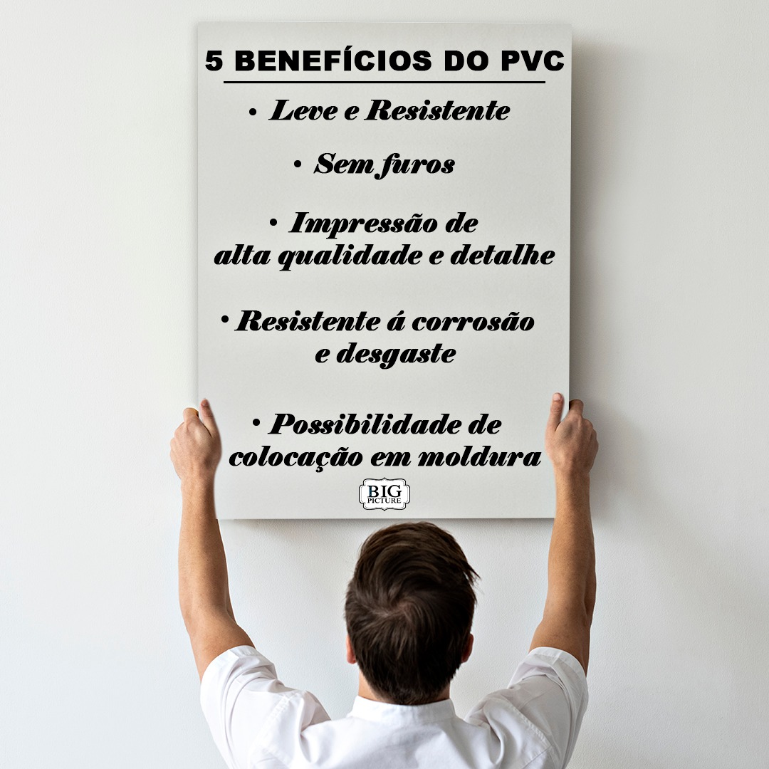 Quadro branco com texto sobre benefícios do PVC segurado por pessoa de costas