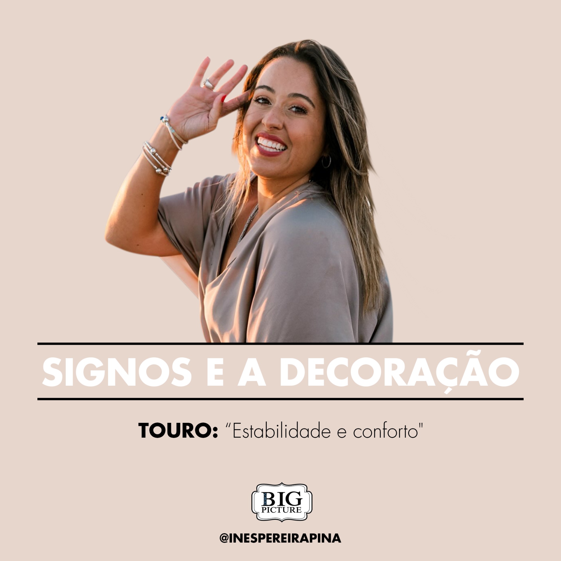 Mulher sorridente com blusa bege e pulseiras sobre fundo bege com texto sobre signos e decoração