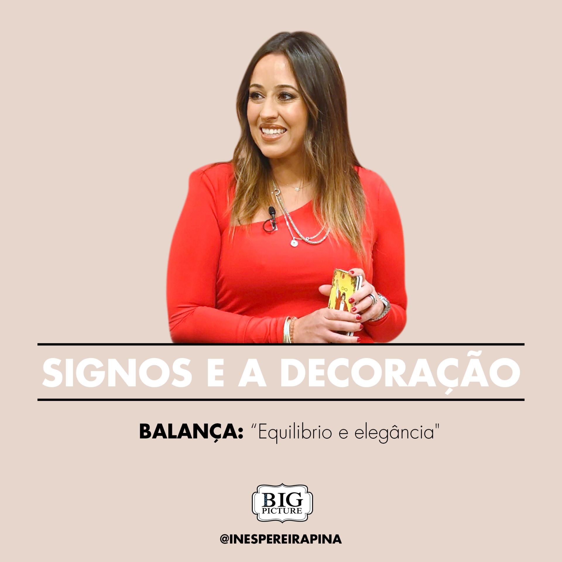 Mulher de blusa vermelha segurando barra de chocolate amarela com vermelho em fundo bege e texto promocional