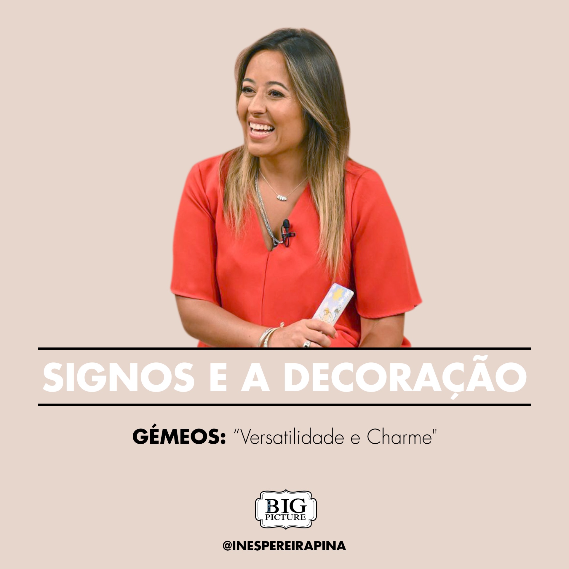 Mulher com blusa vermelha segurando objeto branco com fundo bege e texto sobre signos e decoração.