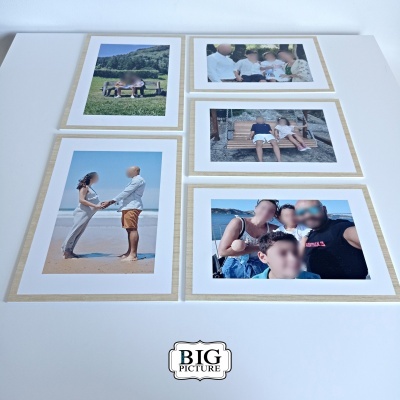 Conjunto de cinco fotografias familiares com molduras em papel creme sobre mesa branca