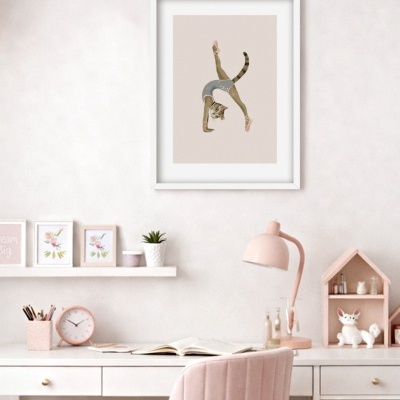 Espaço de escritório ou estudo com mobília e decoração em tons rosa e branco e quadro com imagem de gata a dançar