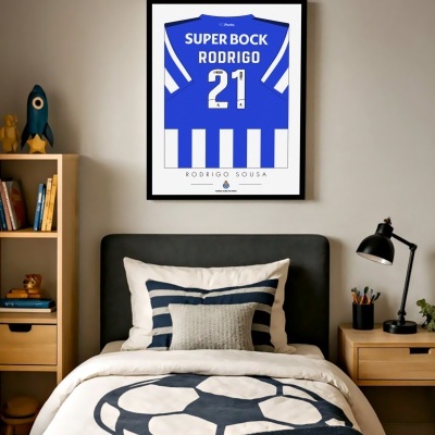 Quarto com cama e quadro de camisa azul do FC Porto com nome e número na parede