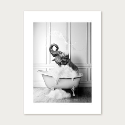 Elefante numa banheira clássica cheia de espuma num ambiente interior