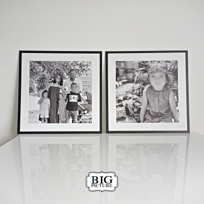 Duas molduras com fotografias a preto e branco de crianças, sobre superfície branca com logótipo BIG PICTURE