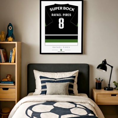 Quarto com cama decorada com padrão de bola de futebol e quadro com camisola de futebol preto na parede