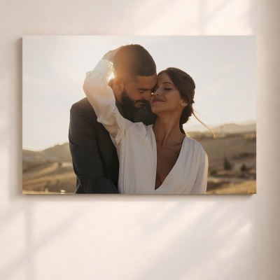 Painel decorativo com imagem de casal apaixonado em cenário campestre ao pôr-do-sol