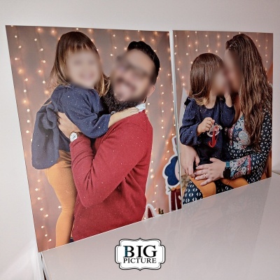 Foto impressa em tela de homem, criança e mulher com luzes ao fundo