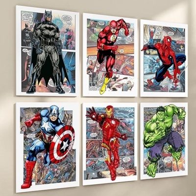Conjunto de seis quadros com super-heróis da Marvel e DC pendurados numa parede clara.