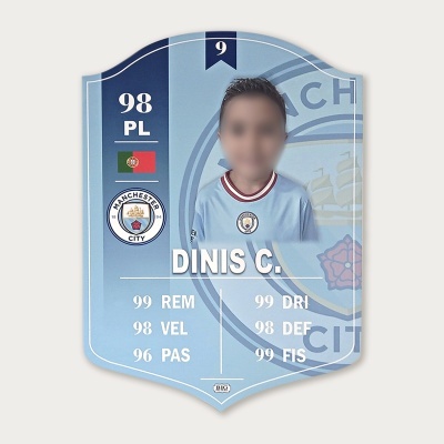 Carta de jogador de futebol azul claro com nome DINIS C. e estatísticas