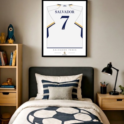 Quarto com cama, almofadas, candeeiro, estante, e quadro com camisola de futebol branca SALVADOR, número 7.