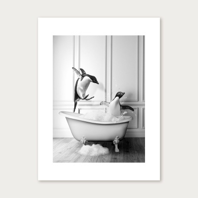 Dois pinguins brincam numa banheira com espuma em ambiente interior com parede moldurada e chão de madeira.