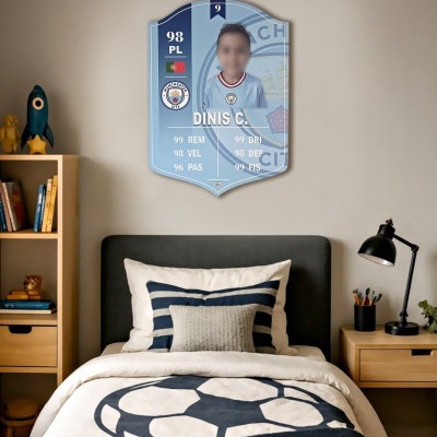 Poster decorativo carta jogador futebol Manchester City com foto embaciada de criança na parede de um quarto com cama e roupa de cama de futebol