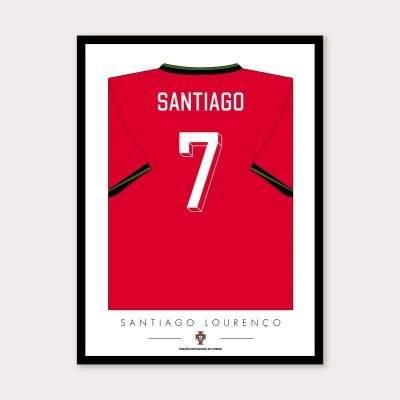 Camisola de futebol vermelha com nome Santiago e número 7 emoldurada